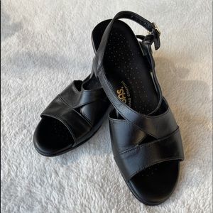 SAS COMFORTABLE SANDALS WOMEN SIZE 9 NWOT